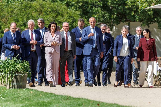Kabinettsklausur im Schloss Neuhardenberg Gang zum Gruppenbild der Bundesregierung bei einer Kabinettsklausur am 25.08.26 im Schloss Neuhardenberg in Brandenburg. Brandenburg Deutschland Schloss Neuhardenberg *** Cabinet Retreat at Neuhardenberg Castle: The Federal Government poses for a group photo during a cabinet retreat on August 25, 2026, at Neuhardenberg Castle in Brandenburg, Germany. Neuhardenberg Castle