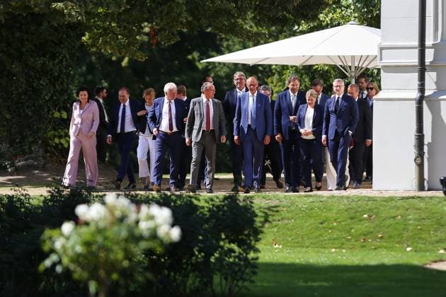Neuhardenberg, Brandenburg, Deutschland, 25.08.2026: Schloss Neuhardenberg: Kabinettsklausur: Bundeskanzler Friedrich Merz (CDU) kommt mit seinen Ministern für ein Gruppenfoto in den Schlosspark. *** Neuhardenberg, Brandenburg, Germany, August 25, 2026 Neuhardenberg Castle Cabinet Retreat: Federal Chancellor Friedrich Merz of the CDU arrives with his ministers for a group photo in the castle park Copyright: xdtsxNachrichtenagenturx dts_130918