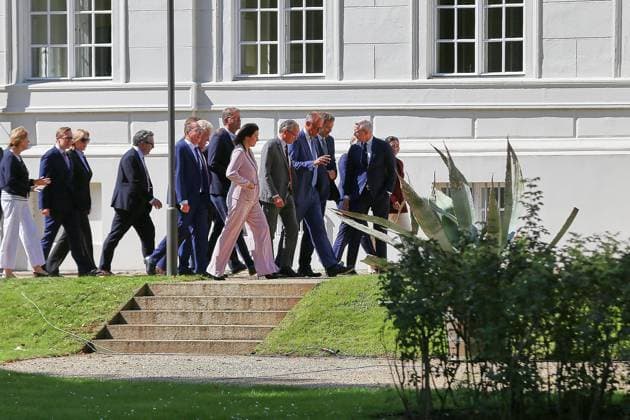 Neuhardenberg, Brandenburg, Deutschland, 25.08.2026: Schloss Neuhardenberg: Kabinettsklausur: Bundeskanzler Friedrich Merz (CDU) kommt mit seinen Ministern für ein Gruppenfoto in den Schlosspark. *** Neuhardenberg, Brandenburg, Germany, August 25, 2026 Neuhardenberg Castle Cabinet Retreat: Federal Chancellor Friedrich Merz of the CDU arrives with his ministers for a group photo in the castle park Copyright: xdtsxNachrichtenagenturx dts_130929