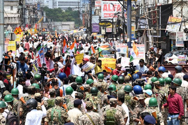 Students stage a protest demanding cancellation of the 70th BPSC examination Patna, Aug 25 (ANI): Police and students come face to face as they march towards Raj Bhavan from Gandhi Maidan, demanding cancellation of the 70th BPSC examination, in Patna on Tuesday. Patna Bihar INDIA Copyright: xANIx ANI_20260825177