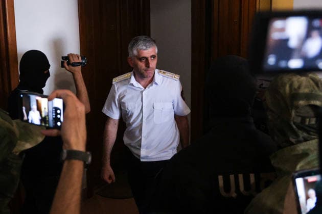 ARMENIA, YEREVAN - AUGUST 25, 2026: A law enforcement officer is seen outside an apartment of Levon Kocharyan, a member of the Armenia faction (Alliance Armenia) in the National Assembly of Armenia and son of former Armenian President Robert Kocharyan (1998-2008). The Armenian Anti-Corruption Committee accuses Robert Kocharyan of using his official position to acquire property at a price below its market value Yerevan Armenia  - ZUMAt113 20260825_zaa_t113_064 Copyright: xAlexanderxPatrinx