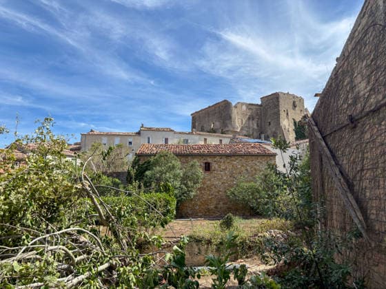 Illustration of the village of Pomas, partially destroyed after the tornado struck the Aude department (11). The tornado struck Pomas on Monday around 5:20 p.m. Many roofs were torn off and houses were blown away. Météo France had placed several departments in the Southwest, including the Aude, under an orange alert for thunderstorms, citing the risk of locally severe weather. Thirty-nine people were injured in Pomas, Aude, France, on August 25, 2026 Valérian Wagner Bestimage Image showing the village of Pomas, partially destroyed after a tornado struck the Aude department 11 The tornado hit Pomas on Monday around 5:20 p.m. Numerous roofs were torn off, and houses were blown apart. Météo France had placed several southwestern departments—i  Copyright: xValÃ rianxWagner BestimagexValÃ rianxWagner Bestimagex