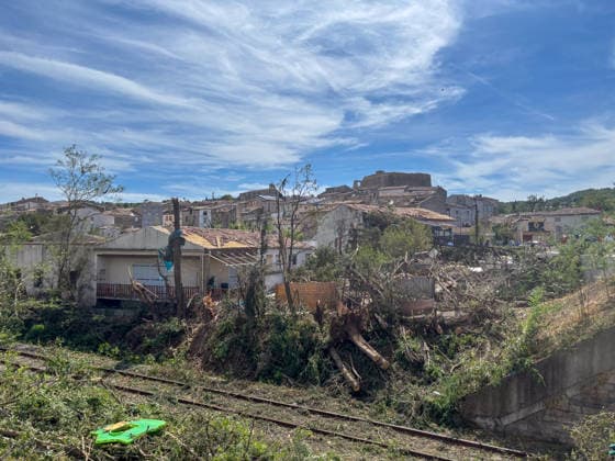 Illustration of the village of Pomas, partially destroyed after the tornado struck the Aude department (11). The tornado struck Pomas on Monday around 5:20 p.m. Many roofs were torn off and houses were blown away. Météo France had placed several departments in the Southwest, including the Aude, under an orange alert for thunderstorms, citing the risk of locally severe weather. 39 people were injured in Pomas, Aude, France, on August 25, 2026 Valérian Wagner Bestimage Image showing the village of Pomas, partially destroyed after a tornado struck the Aude department 11 The tornado hit Pomas on Monday around 5:20 p.m. Numerous roofs were torn off, and houses were blown apart. Météo France had placed several southwestern departments—including  Copyright: xValÃ rianxWagner BestimagexValÃ rianxWagner Bestimagex