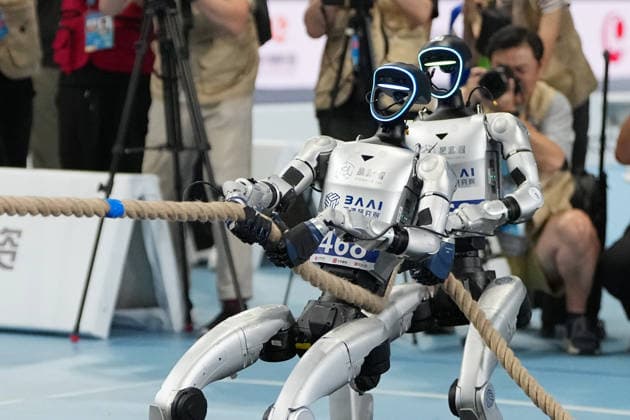 (260825) -- BEIJING, Aug. 25, 2026 -- Robots of Thor compete during the lightweight Tug of War of the 2nd World Humanoid Robot Games in Beijing, capital of China, Aug. 25, 2026. ) (SP)CHINA-BEIJING-WORLD HUMANOID ROBOT GAMES (CN) JuxHuanzong 