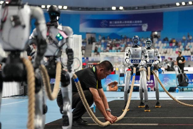(260825) -- BEIJING, Aug. 25, 2026 -- Robots of Thor (R) get ready for the lightweight Tug of War of the 2nd World Humanoid Robot Games in Beijing, capital of China, Aug. 25, 2026. ) (SP)CHINA-BEIJING-WORLD HUMANOID ROBOT GAMES (CN) JuxHuanzong 