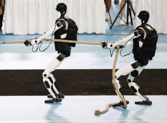 (260825) -- BEIJING, Aug. 25, 2026 -- Robots of Beijing Humanoid - Hust Joint Team compete during the heavyweight Tug of War of the 2nd World Humanoid Robot Games in Beijing, capital of China, Aug. 25, 2026. ) (SP)CHINA-BEIJING-WORLD HUMANOID ROBOT GAMES (CN) ZhangxChenlin 
