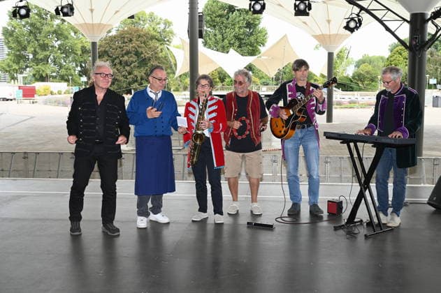 Die Band Köbes Underground, eine Musikgruppe im Kölner Karneval und Hausband der alternativen Kölner Karnevalsveranstaltung Stunksitzung, posiert auf der Bühne bei der PK zum Auftritt der Band am 04.09.2026 im Kölner Tanzbrunnen. *** The band Köbes Underground, a group that performs during Cologne Carnival and serves as the house band for the alternative Cologne Carnival event Stunksitzung, poses on stage at the press conference for the band’s performance on September 4, 2026, at Cologne’s Tanzbrunnen.
