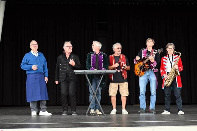 Die Band Köbes Underground, eine Musikgruppe im Kölner Karneval und Hausband der alternativen Kölner Karnevalsveranstaltung Stunksitzung, posiert auf der Bühne bei der PK zum Auftritt der Band am 04.09.2026 im Kölner Tanzbrunnen. *** The band Köbes Underground, a group that performs during Cologne Carnival and serves as the house band for the alternative Cologne Carnival event Stunksitzung, poses on stage at the press conference for the band’s performance on September 4, 2026, at Cologne’s Tanzbrunnen.