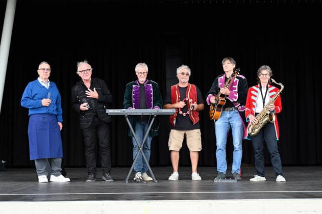 Die Band Köbes Underground, eine Musikgruppe im Kölner Karneval und Hausband der alternativen Kölner Karnevalsveranstaltung Stunksitzung, posiert auf der Bühne bei der PK zum Auftritt der Band am 04.09.2026 im Kölner Tanzbrunnen. *** The band Köbes Underground, a group that performs during Cologne Carnival and serves as the house band for the alternative Cologne Carnival event Stunksitzung, poses on stage at the press conference for the band’s performance on September 4, 2026, at Cologne’s Tanzbrunnen.