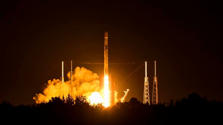 August 25, 2026, Merritt Island, Florida, USA: A SpaceX Falcon 9 rocket carrying 29 Starlink satellites, lifts off from Space Launch Complex-40 at Cape Canaveral Space Force Station, Florida, at 5:33 a.m. EDT on Aug. 25, 2026. Merritt Island USA  - ZUMAb267 20260825_znp_b267_004 Copyright: xCharlesxBriggsx