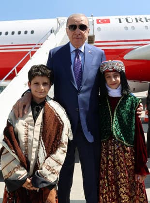 Turkish President Recep Tayyip Erdogan MUS, TURKIYE - AUGUST 25: (----EDITORIAL USE ONLY - MANDATORY CREDIT - TURKISH PRESIDENCY MURAT CETINMUHURDAR HANDOUT - NO MARKETING NO ADVERTISING CAMPAIGNS - DISTRIBUTED AS A SERVICE TO CLIENTS----) Turkish President Recep Tayyip Erdogan is welcomed by children wearing traditional attire after arriving at Mus Sultan Alparslan Airport to attend programs in Bitlis, Turkiye, on August 25, 2026. Turkish Presidency Murat Cetinmuhurdar Anadolu Mus Turkey. Editorial use only. Please get in touch for any other usage.  Copyright: x2026xAnadoluxTurkishxPresidency xMuratxCetinmuhurdarx