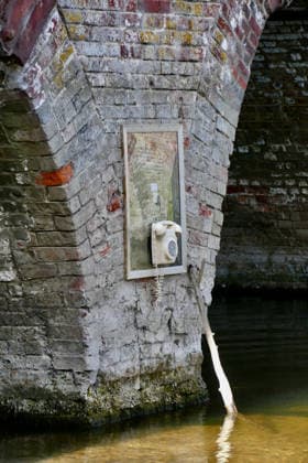 Impro artists Dial telephone appears on Sonning Bridge A landline has appeared attached to a framed photograph in the middle of Sonning Bridge. The landline telephone with an Emergency Flood Line sign on Sonning Bridge was an anonymous art installation that appeared first in May 2021, created by a local guerrilla artist known as Impro, today another landline has appeared on the bridge attached to a framed photograph of the original artwork., Credit:Geoffrey Swaine Geoff Swaine - B4563 Avalon UK, Oxfordshire, Sonning on Thames  Copyright: xGeoffreyxSwainex xGeoffxSwainex-xB4563x xAvalonx 1128413731