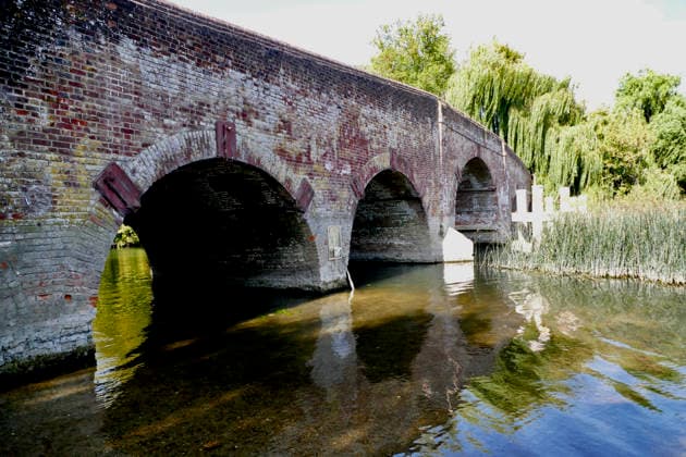 Impro artists Dial telephone appears on Sonning Bridge A landline has appeared attached to a framed photograph in the middle of Sonning Bridge. The landline telephone with an Emergency Flood Line sign on Sonning Bridge was an anonymous art installation that appeared first in May 2021, created by a local guerrilla artist known as Impro, today another landline has appeared on the bridge attached to a framed photograph of the original artwork., Credit:Geoffrey Swaine Geoff Swaine - B4563 Avalon UK, Oxfordshire, Sonning on Thames  Copyright: xGeoffreyxSwainex xGeoffxSwainex-xB4563x xAvalonx 1128413741