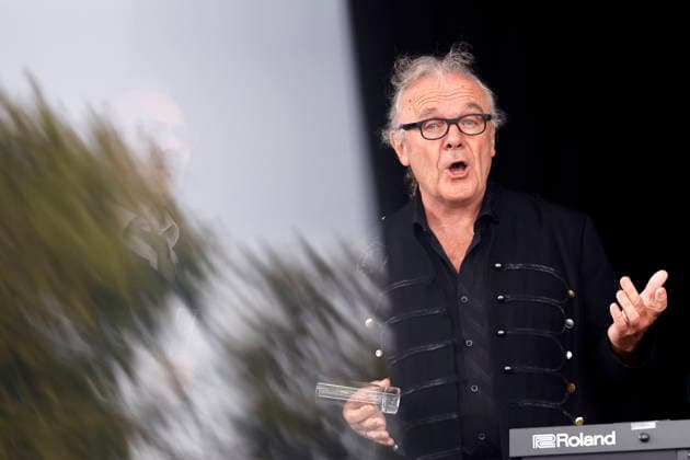Sänger Ecki Pieper von der Kölner Musik-Comedy Band Köbes Underground, eine bekannte Musikgruppe im Kölner Karneval und Hausband der alternativen Kölner Karnevalsveranstaltung Stunksitzung , posiert auf der Bühne bei der Pressekonferenz zum Auftritt der Band am 04.09.2026 im Kölner Tanzbrunnen. Köln, 25.08.2026 NRW Deutschland *** Singer Ecki Pieper of the Cologne-based music comedy band Köbes Underground, a well-known group in the Cologne Carnival scene and the house band for the alternative Cologne Carnival event Stunksitzung, poses on stage during the press conference for the band’s performance on September 4, 2026, at the Tanzbrunnen in Cologne, August 25, 2026, North Rhine-Westphalia, Germany Copyright: xChristophxHardtx
