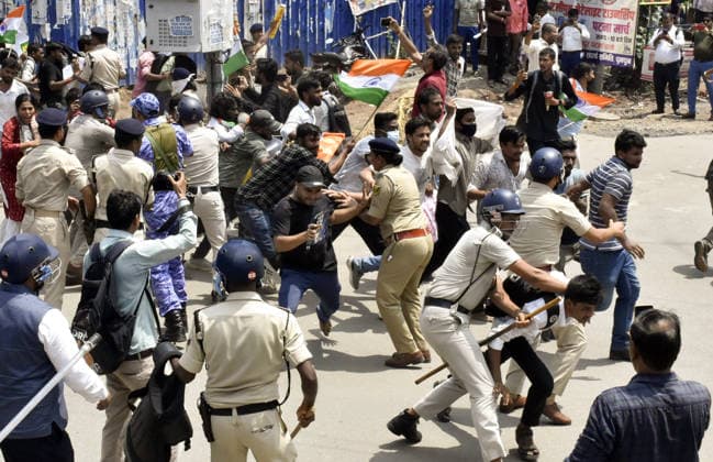 Students stage a protest demanding cancellation of the 70th BPSC examination Patna, Aug 25 (ANI): Police carry out lathi charge on students as they march towards Raj Bhavan from Gandhi Maidan, demanding cancellation of the 70th BPSC examination, in Patna on Tuesday. Patna Bihar India Copyright: xANIx ANI_20260825214