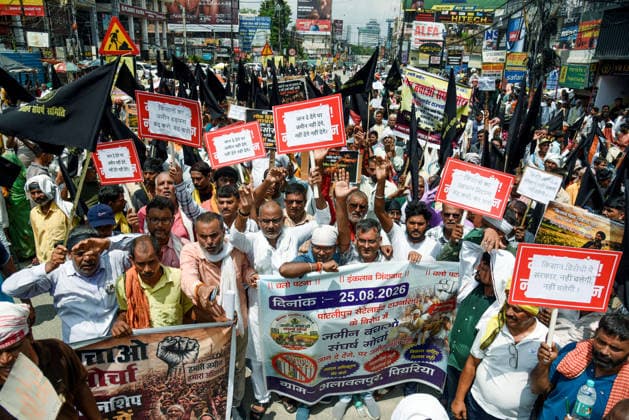 Farmers stage a protest against Patliputra Satellite Township in Patna Patna, Aug 25 (ANI): Farmers display placards and stage a protest against Patliputra Satellite Township under the banner of Jamin Bachao Sangharsh Mocha, in Patna on Tuesday. Patna Bihar India Copyright: xANIx ANI_20260825242