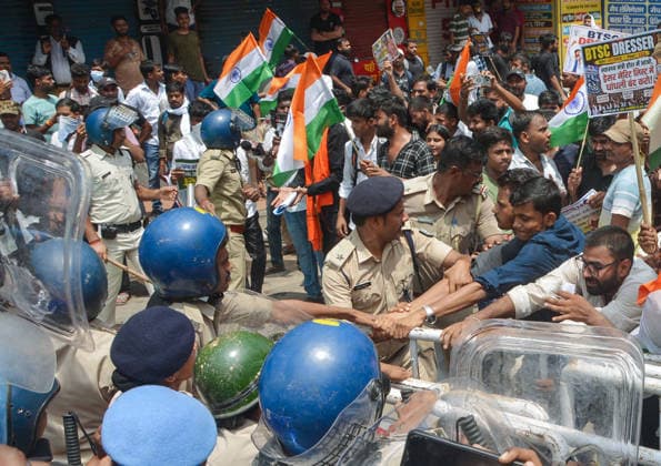 Students stage a protest demanding cancellation of the 70th BPSC examination Patna, Aug 25 (ANI): Police restrict students during their march towards Raj Bhavan from Gandhi Maidan, demanding cancellation of the 70th BPSC examination, in Patna on Tuesday. Patna Bihar India Copyright: xANIx ANI_20260825256