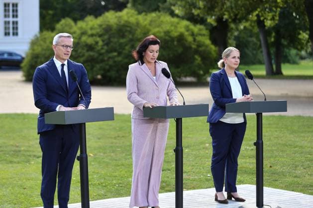 Neuhardenberg, Brandenburg, Deutschland, 25.08.2026: Schloss Neuhardenberg: Kabinettsklausur: Bundesminister für Digitales und Staatsmodernisierung Karsten Wildberger (CDU), Bundesministerin für Forschung, Technologie und Raumfahrt Dorothee Bär (CSU), Bundesministerin für Wohnen, Stadtentwicklung und Bauwesen Verena Hubertz (SPD) bei einer Pressekonferenz *** Neuhardenberg, Brandenburg, Germany, August 25, 2026 Neuhardenberg Castle Cabinet Retreat Federal Minister for Digital Affairs and State Modernization Karsten Wildberger (CDU), Federal Minister for Research, Technology, and Space Dorothee Bär (CSU), Federal Minister for Housing, Urban Development, and Construction Verena Hubertz (SPD) at a press conference Copyright: xdtsxNachrichtenagenturx dts_130939