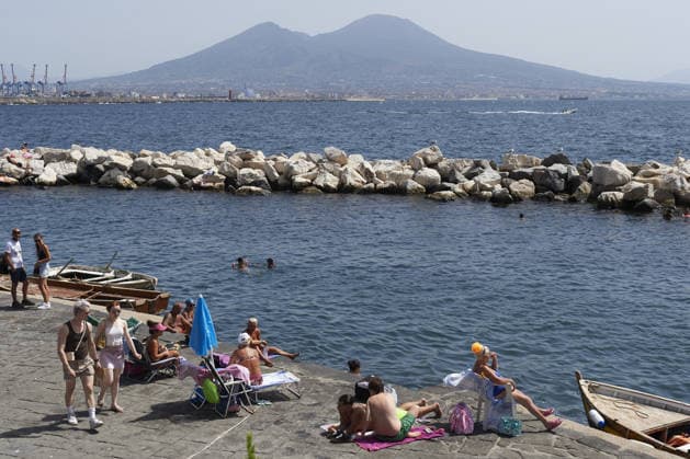 The fifth wave of the African heatwave in Naples NAPLES, ITALY - AUGUST 25: People sunbath and swim during the African heatwave in Naples on August 25, 2026. The fifth wave of the African heatwave is currently underway in Central-Southern Italy, with temperatures reaching 40-45 degrees. Eliano Imperato Anadolu Naples Italy. Editorial use only. Please get in touch for any other usage.  Copyright: x2026xAnadoluxElianoxImperatox