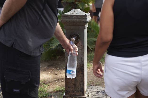 The fifth wave of the African heatwave in Naples NAPLES, ITALY - AUGUST 25: A man fills a water bottle from a fountain during the African heatwave in Naples on August 25, 2026. The fifth wave of the African heatwave is currently underway in Central-Southern Italy, with temperatures reaching 40-45 degrees. Eliano Imperato Anadolu Naples Italy. Editorial use only. Please get in touch for any other usage.  Copyright: x2026xAnadoluxElianoxImperatox