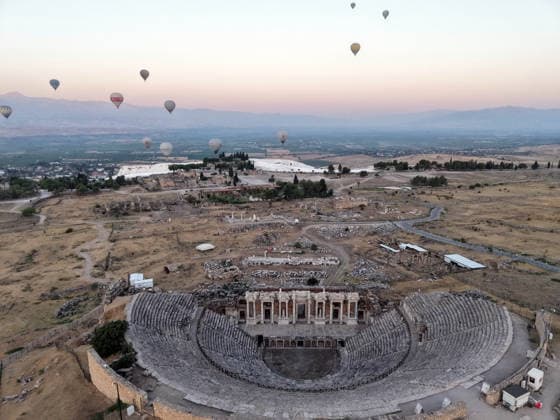 (260825) -- DENIZLI, Aug. 25, 2026 -- An aerial drone photo taken on Aug. 25, 2026 shows hot air balloons flying over Pamukkale and the ancient city of Hierapolis in Denizli, T¨¹rkiye. ( Handout via Xinhua) T?RKIYE-DENIZLI-HOT AIR BALLOONS MustafaxKaya 