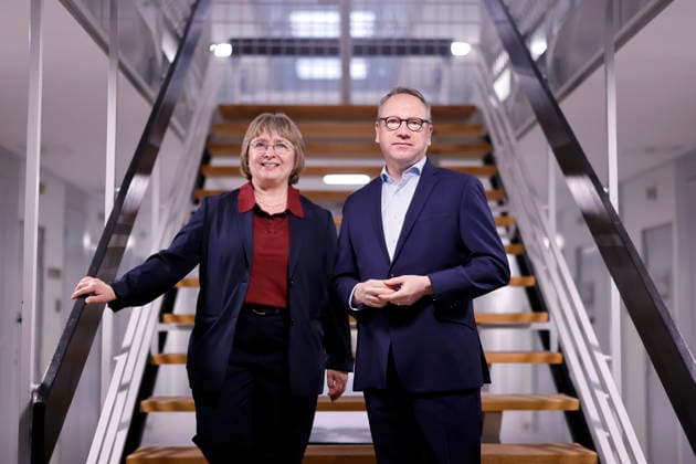 JVA-Leiterin Angela Wotzlaw und NRW-Justizminister Benjamin Limbach (Grüne) stehen in der JVA Köln Ossendorf im Zellentrakt. Justizminister Limbach hat sich in der Justizvollzugsanstalt Köln Ossendorf informiert, mit welchen Abläufen und Maßnahmen Drogen und Mobiltelefone hinter Gittern sichergestellt werden. Köln, 25.08.2026 NRW Deutschland *** Prison Director Angela Wotzlaw and North Rhine-Westphalia Minister of Justice Benjamin Limbach (Green Party) stand in the cell block at the Cologne Ossendorf Correctional Facility. Minister of Justice Limbach visited the Cologne Ossendorf Correctional Facility to learn about the procedures and measures used to prevent drugs and cell phones from entering the facility. Cologne, August 25, 2026, Copyright: xChristophxHardtx