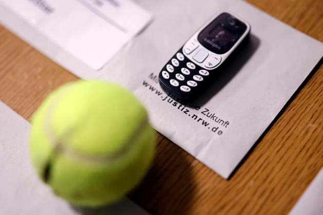Ein Mini-Handy liegt neben einem aufgeschlitzten Tennisball in der JVA Köln Ossendorf im Zellentrakt. Justizminister Limbach hat sich in der Justizvollzugsanstalt Köln Ossendorf informiert, mit welchen Abläufen und Maßnahmen Drogen und Mobiltelefone hinter Gittern sichergestellt werden. (Themenbild, Symbolbild) Köln, 25.08.2026 NRW Deutschland *** A mini cell phone lies next to a slashed tennis ball in the cell block at the Cologne Ossendorf Correctional Facility. Minister of Justice Limbach visited the Cologne Ossendorf Correctional Facility to learn about the procedures and measures used to seize drugs and cell phones behind bars. Featured image, stock photo: Cologne, August 25, 2026, North Rhine-Westphalia, Germany Copyright: xChristophxHardtx
