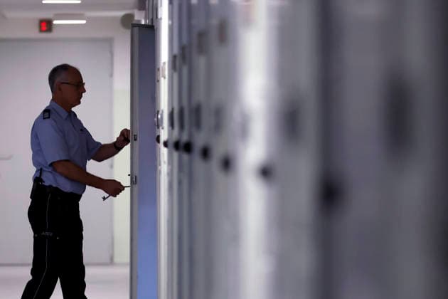 Innenansicht der JVA Köln Ossendorf im Zellentrakt. Justizminister Limbach hat sich in der Justizvollzugsanstalt Köln Ossendorf informiert, mit welchen Abläufen und Maßnahmen Drogen und Mobiltelefone hinter Gittern sichergestellt werden. (Themenbild, Symbolbild) Köln, 25.08.2026 NRW Deutschland *** Interior view of the Cologne Ossendorf Correctional Facility in the cell block. Minister of Justice Limbach visited the Cologne Ossendorf Correctional Facility to learn about the procedures and measures used to seize drugs and cell phones behind bars. Featured image, stock photo. Cologne, August 25, 2026. North Rhine-Westphalia, Germany Copyright: xChristophxHardtx