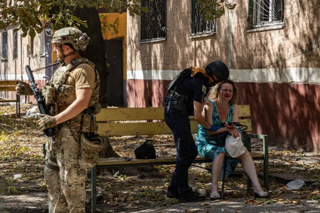 Aftermath of Russian attack on Ukraine s Kramatorsk KRAMATORSK, UKRAINE - AUGUST 25: Emergency services personnel tend to a resident following a Russian airstrike in Kramatorsk, Ukraine, on August 25, 2026. Francisco Richart Anadolu Kramatorsk Ukraine. Editorial use only. Please get in touch for any other usage.  Copyright: x2026xAnadoluxFranciscoxRichartx