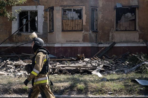 Aftermath of Russian attack on Ukraine s Kramatorsk KRAMATORSK, UKRAINE - AUGUST 25: A firefighter works beside a destroyed residential building following a Russian airstrike in Kramatorsk, Ukraine, on August 25, 2026. Francisco Richart Anadolu Kramatorsk Ukraine. Editorial use only. Please get in touch for any other usage.  Copyright: x2026xAnadoluxFranciscoxRichartx