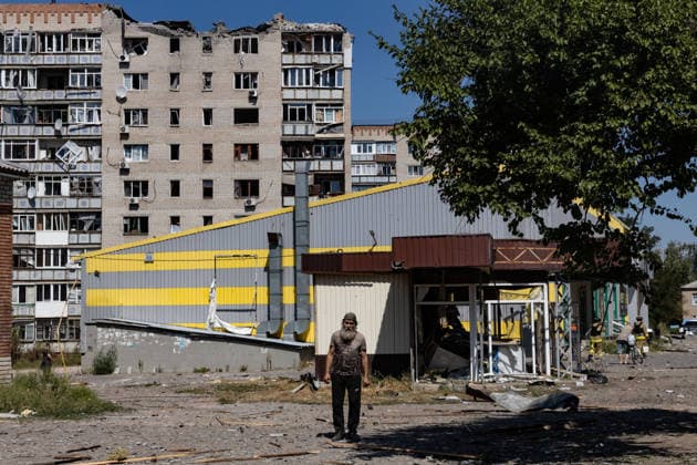 Aftermath of Russian attack on Ukraine s Kramatorsk KRAMATORSK, UKRAINE - AUGUST 25: A resident stands in a damaged residential and commercial area following a Russian airstrike in Kramatorsk, Ukraine, on August 25, 2026. Francisco Richart Anadolu Kramatorsk Ukraine. Editorial use only. Please get in touch for any other usage.  Copyright: x2026xAnadoluxFranciscoxRichartx