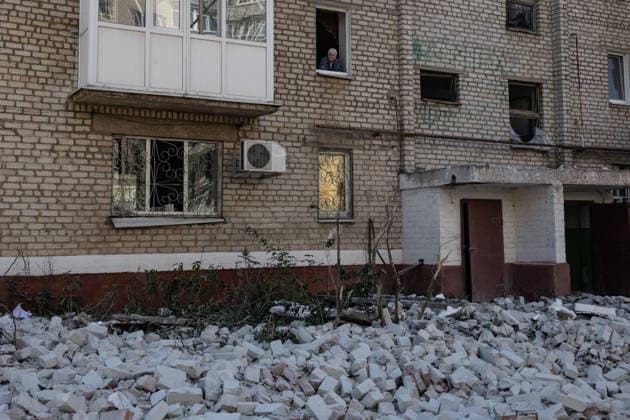 Aftermath of Russian attack on Ukraine s Kramatorsk KRAMATORSK, UKRAINE - AUGUST 25: A resident stands at her window in a building damaged following a Russian airstrike in Kramatorsk, Ukraine, on August 25, 2026. Francisco Richart Anadolu Kramatorsk Ukraine. Editorial use only. Please get in touch for any other usage.  Copyright: x2026xAnadoluxFranciscoxRichartx
