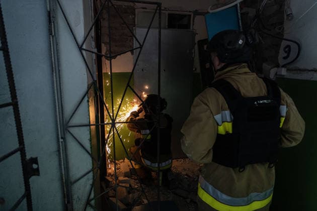 Aftermath of Russian attack on Ukraine s Kramatorsk KRAMATORSK, UKRAINE - AUGUST 25: Firefighters use an angle grinder to cut open the door of an apartment in a damaged building following a Russian airstrike in Kramatorsk, Ukraine, on August 25, 2026. Francisco Richart Anadolu Kramatorsk Ukraine. Editorial use only. Please get in touch for any other usage.  Copyright: x2026xAnadoluxFranciscoxRichartx