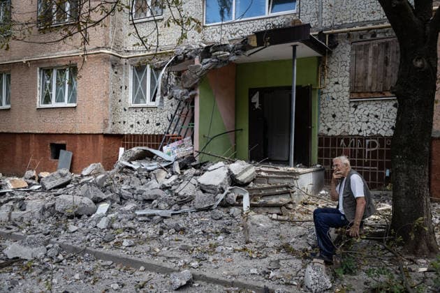 Aftermath of Russian attack on Ukraine s Kramatorsk KRAMATORSK, UKRAINE - AUGUST 25: A resident stands beside debris from a damaged building following a Russian airstrike in Kramatorsk, Ukraine, on August 25, 2026. Francisco Richart Anadolu Kramatorsk Ukraine. Editorial use only. Please get in touch for any other usage.  Copyright: x2026xAnadoluxFranciscoxRichartx