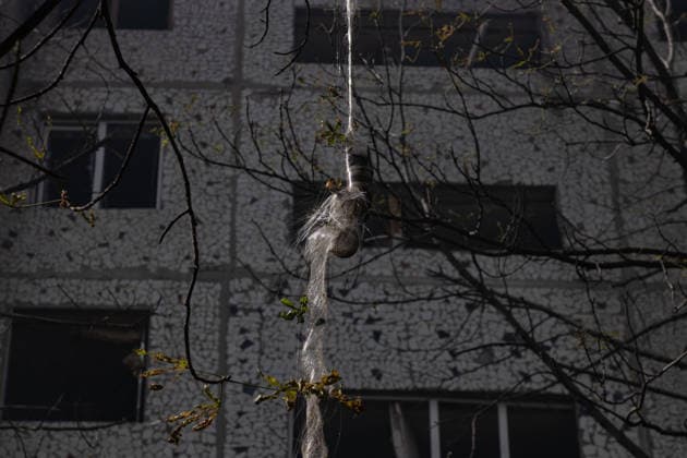 Aftermath of Russian attack on Ukraine s Kramatorsk KRAMATORSK, UKRAINE - AUGUST 25: A fiber-optic drone cable hangs from a tree in front of a damaged building following a Russian airstrike in Kramatorsk, Ukraine, on August 25, 2026. Francisco Richart Anadolu Kramatorsk Ukraine. Editorial use only. Please get in touch for any other usage.  Copyright: x2026xAnadoluxFranciscoxRichartx