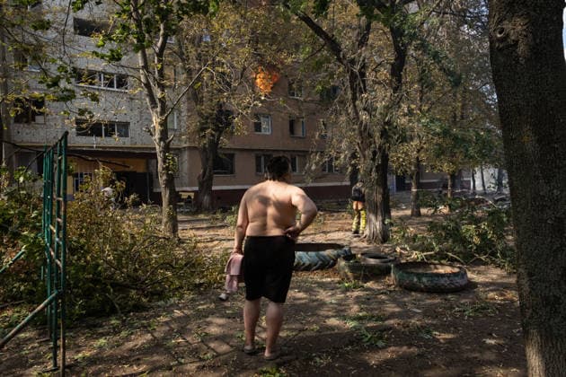 Aftermath of Russian attack on Ukraine s Kramatorsk KRAMATORSK, UKRAINE - AUGUST 25: A resident looks at a fire in a residential building following a Russian airstrike in Kramatorsk, Ukraine, on August 25, 2026. Francisco Richart Anadolu Kramatorsk Ukraine. Editorial use only. Please get in touch for any other usage.  Copyright: x2026xAnadoluxFranciscoxRichartx