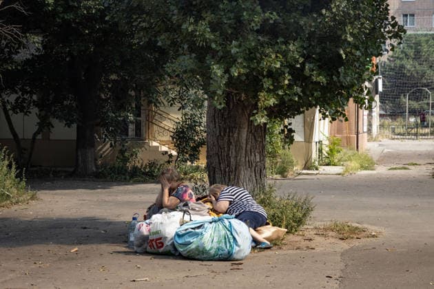 Aftermath of Russian attack on Ukraine s Kramatorsk KRAMATORSK, UKRAINE - AUGUST 25: Two residents sit with their belongings after being evacuated from a damaged residential building following a Russian airstrike in Kramatorsk, Ukraine, on August 25, 2026. Francisco Richart Anadolu Kramatorsk Ukraine. Editorial use only. Please get in touch for any other usage.  Copyright: x2026xAnadoluxFranciscoxRichartx