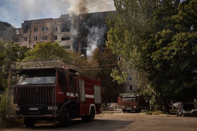 Aftermath of Russian attack on Ukraine s Kramatorsk KRAMATORSK, UKRAINE - AUGUST 25: Fire trucks stand beside a burning residential building as residents walk past with their belongings following a Russian airstrike in Kramatorsk, Ukraine, on August 25, 2026. Francisco Richart Anadolu Kramatorsk Ukraine. Editorial use only. Please get in touch for any other usage.  Copyright: x2026xAnadoluxFranciscoxRichartx
