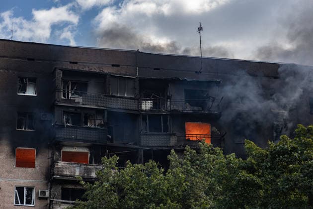 Aftermath of Russian attack on Ukraine s Kramatorsk KRAMATORSK, UKRAINE - AUGUST 25: A residential building burns following a Russian airstrike in Kramatorsk, Ukraine, on August 25, 2026. Francisco Richart Anadolu Kramatorsk Ukraine. Editorial use only. Please get in touch for any other usage.  Copyright: x2026xAnadoluxFranciscoxRichartx