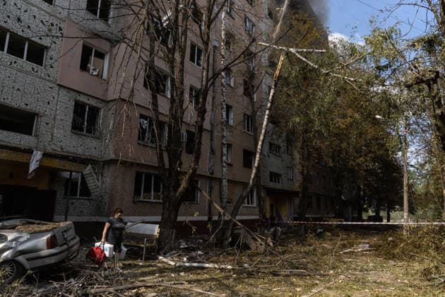 Aftermath of Russian attack on Ukraine s Kramatorsk KRAMATORSK, UKRAINE - AUGUST 25: A resident walks with their belongings through debris beside a burning building following a Russian airstrike in Kramatorsk, Ukraine, on August 25, 2026. Francisco Richart Anadolu Kramatorsk Ukraine. Editorial use only. Please get in touch for any other usage.  Copyright: x2026xAnadoluxFranciscoxRichartx