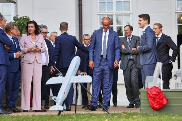 Neuhardenberg, Brandenburg, Deutschland, 25.08.2026: Schloss Neuhardenberg: Kabinettsklausur: Bundeskanzler Friedrich Merz (CDU) und weitere Mitglieder der Bundesregierung bekommen Drohnen-Technik vorgeführt. *** Neuhardenberg, Brandenburg, Germany, August 25, 2026 Neuhardenberg Castle Cabinet Retreat: Federal Chancellor Friedrich Merz (CDU) and other members of the federal government are given a demonstration of drone technology Copyright: xdtsxNachrichtenagenturx dts_131064