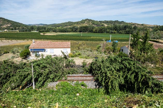 Illustration of the village of Pomas, partially destroyed after the tornado struck the Aude department (11). The tornado hit Pomas on Monday around 5:20 p.m. Many roofs were torn off and houses were blown away. Météo France had placed several departments in the Southwest, including the Aude, under an orange alert for thunderstorms, citing the risk of locally severe weather. 39 people were injured in Pomas, Aude, France, on August 25, 2026. Sylvain Gelineau, Bestimage. Image showing the village of Pomas, partially destroyed after a tornado struck the Aude department. 11. The tornado hit Pomas on Monday around 5:20 p.m. Numerous roofs were torn off, and houses were blown apart. Météo-France had placed several southwestern departments—includi  Copyright: xSylvainxGelineau xBestimagexSylvainxGelineau xBestimagex