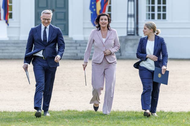 Kabinettsklausur im Schloss Neuhardenberg Karsten Wildberger (CDU), Bundesminister fuer Digitales und Staatsmodernisierung, Dorothee Baer (CSU), Bundesministerin fuer Forschung, Technologie und Raumfahrt, und Verena Hubertz (SPD), Bundesministerin fuer Wohnen, Stadtentwicklung und Bauwesen, bei einer Kabinettsklausur am 25.08.26 im Schloss Neuhardenberg in Brandenburg. Brandenburg Deutschland Schloss Neuhardenberg *** Cabinet Retreat at Neuhardenberg Castle: Karsten Wildberger (CDU), Federal Minister for Digital Affairs and State Modernization, Dorothee Baer (CSU), Federal Minister for Research, Technology, and Space, and Verena Hubertz (SPD), Federal Minister for Housing, Urban Development, and Construction, at a cabinet retreat on August