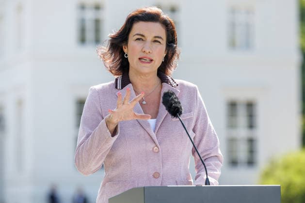 Kabinettsklausur im Schloss Neuhardenberg Karsten Wildberger (CDU), Bundesminister fuer Digitales und Staatsmodernisierung, Dorothee Baer (CSU), Bundesministerin fuer Forschung, Technologie und Raumfahrt, und Verena Hubertz (SPD), Bundesministerin fuer Wohnen, Stadtentwicklung und Bauwesen, bei einer Kabinettsklausur am 25.08.26 im Schloss Neuhardenberg in Brandenburg. Brandenburg Deutschland Schloss Neuhardenberg *** Cabinet Retreat at Neuhardenberg Castle: Karsten Wildberger (CDU), Federal Minister for Digital Affairs and State Modernization, Dorothee Baer (CSU), Federal Minister for Research, Technology, and Space, and Verena Hubertz (SPD), Federal Minister for Housing, Urban Development, and Construction, at a cabinet retreat on August