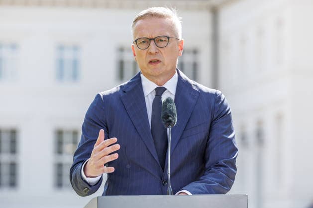 Kabinettsklausur im Schloss Neuhardenberg Karsten Wildberger (CDU), Bundesminister fuer Digitales und Staatsmodernisierung, Dorothee Baer (CSU), Bundesministerin fuer Forschung, Technologie und Raumfahrt, und Verena Hubertz (SPD), Bundesministerin fuer Wohnen, Stadtentwicklung und Bauwesen, bei einer Kabinettsklausur am 25.08.26 im Schloss Neuhardenberg in Brandenburg. Brandenburg Deutschland Schloss Neuhardenberg *** Cabinet Retreat at Neuhardenberg Castle: Karsten Wildberger (CDU), Federal Minister for Digital Affairs and State Modernization, Dorothee Baer (CSU), Federal Minister for Research, Technology, and Space, and Verena Hubertz (SPD), Federal Minister for Housing, Urban Development, and Construction, at a cabinet retreat on August