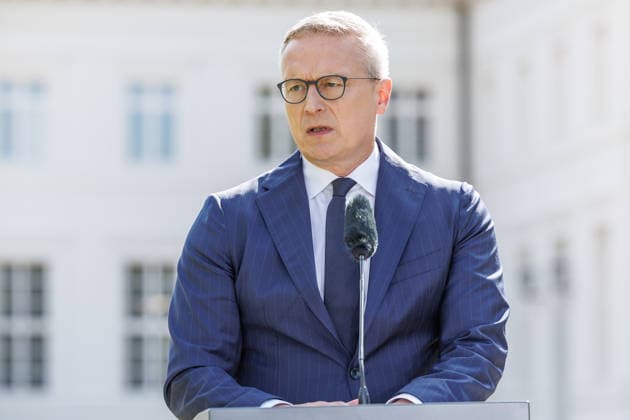 Kabinettsklausur im Schloss Neuhardenberg Karsten Wildberger (CDU), Bundesminister fuer Digitales und Staatsmodernisierung, Dorothee Baer (CSU), Bundesministerin fuer Forschung, Technologie und Raumfahrt, und Verena Hubertz (SPD), Bundesministerin fuer Wohnen, Stadtentwicklung und Bauwesen, bei einer Kabinettsklausur am 25.08.26 im Schloss Neuhardenberg in Brandenburg. Brandenburg Deutschland Schloss Neuhardenberg *** Cabinet Retreat at Neuhardenberg Castle: Karsten Wildberger (CDU), Federal Minister for Digital Affairs and State Modernization, Dorothee Baer (CSU), Federal Minister for Research, Technology, and Space, and Verena Hubertz (SPD), Federal Minister for Housing, Urban Development, and Construction, at a cabinet retreat on August