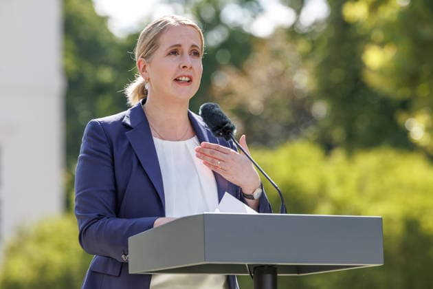 Kabinettsklausur im Schloss Neuhardenberg Karsten Wildberger (CDU), Bundesminister fuer Digitales und Staatsmodernisierung, Dorothee Baer (CSU), Bundesministerin fuer Forschung, Technologie und Raumfahrt, und Verena Hubertz (SPD), Bundesministerin fuer Wohnen, Stadtentwicklung und Bauwesen, bei einer Kabinettsklausur am 25.08.26 im Schloss Neuhardenberg in Brandenburg. Brandenburg Deutschland Schloss Neuhardenberg *** Cabinet Retreat at Neuhardenberg Castle: Karsten Wildberger (CDU), Federal Minister for Digital Affairs and State Modernization, Dorothee Baer (CSU), Federal Minister for Research, Technology, and Space, and Verena Hubertz (SPD), Federal Minister for Housing, Urban Development, and Construction, at a cabinet retreat on August