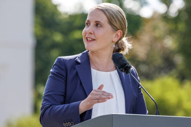 Kabinettsklausur im Schloss Neuhardenberg Karsten Wildberger (CDU), Bundesminister fuer Digitales und Staatsmodernisierung, Dorothee Baer (CSU), Bundesministerin fuer Forschung, Technologie und Raumfahrt, und Verena Hubertz (SPD), Bundesministerin fuer Wohnen, Stadtentwicklung und Bauwesen, bei einer Kabinettsklausur am 25.08.26 im Schloss Neuhardenberg in Brandenburg. Brandenburg Deutschland Schloss Neuhardenberg *** Cabinet Retreat at Neuhardenberg Castle: Karsten Wildberger (CDU), Federal Minister for Digital Affairs and State Modernization, Dorothee Baer (CSU), Federal Minister for Research, Technology, and Space, and Verena Hubertz (SPD), Federal Minister for Housing, Urban Development, and Construction, at a cabinet retreat on August