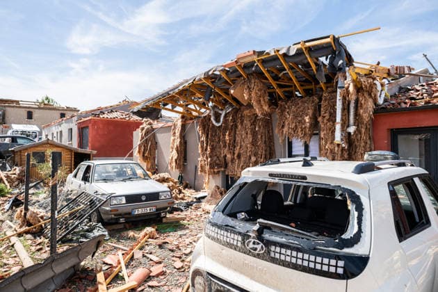 Illustration of the village of Pomas, partially destroyed after the tornado struck the Aude department (11). The tornado struck Pomas on Monday around 5:20 p.m. Many roofs were torn off and houses were blown away. Météo France had placed several departments in the Southwest, including the Aude, under an orange alert for thunderstorms, citing the risk of locally severe weather. 39 people were injured in Pomas, Aude, France, on August 25, 2026 Sylvain Gelineau Bestimage Image showing the village of Pomas, partially destroyed after a tornado struck the Aude department 11 The tornado hit Pomas on Monday around 5:20 p.m. Numerous roofs were torn off, and houses were blown apart. Météo France had placed several southwestern departments—including  Copyright: xSylvainxGelineau xBestimagexSylvainxGelineau xBestimagex