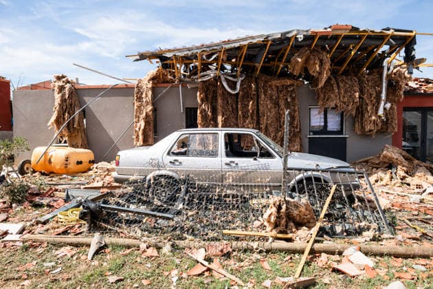 Illustration of the village of Pomas, partially destroyed after the tornado struck the Aude department (11). The tornado struck Pomas on Monday around 5:20 p.m. Many roofs were torn off and houses were blown away. Météo France had placed several departments in the Southwest, including the Aude, under an orange alert for thunderstorms, citing the risk of locally severe weather. 39 people were injured in Pomas, Aude, France, on August 25, 2026 Sylvain Gelineau Bestimage Image showing the village of Pomas, partially destroyed after a tornado struck the Aude department 11 The tornado hit Pomas on Monday around 5:20 p.m. Numerous roofs were torn off, and houses were blown apart. Météo France had placed several southwestern departments—including  Copyright: xSylvainxGelineau xBestimagexSylvainxGelineau xBestimagex